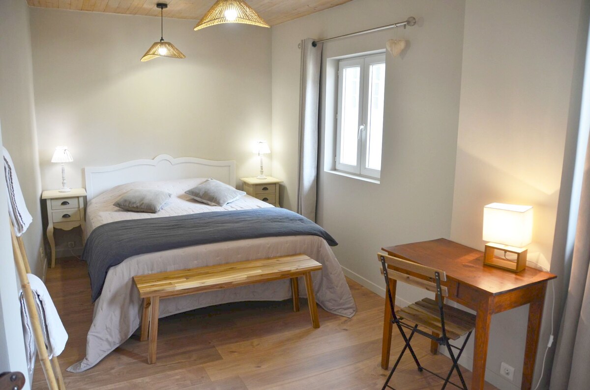 velika spavaća soba s krevetom dimenzija 160 x 200