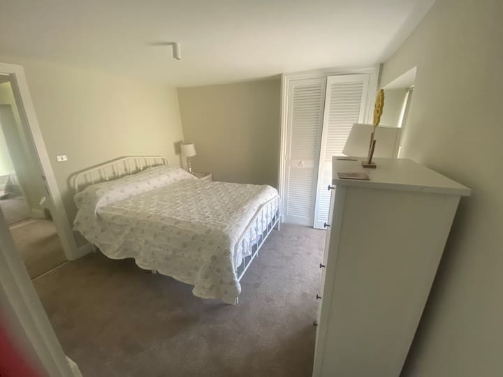 Dormitorio con cama doble, primer piso