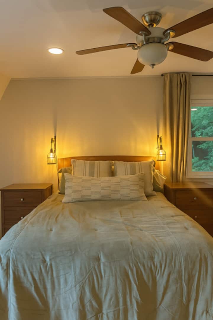 三楼主卧可直接通往两个露台和办公区