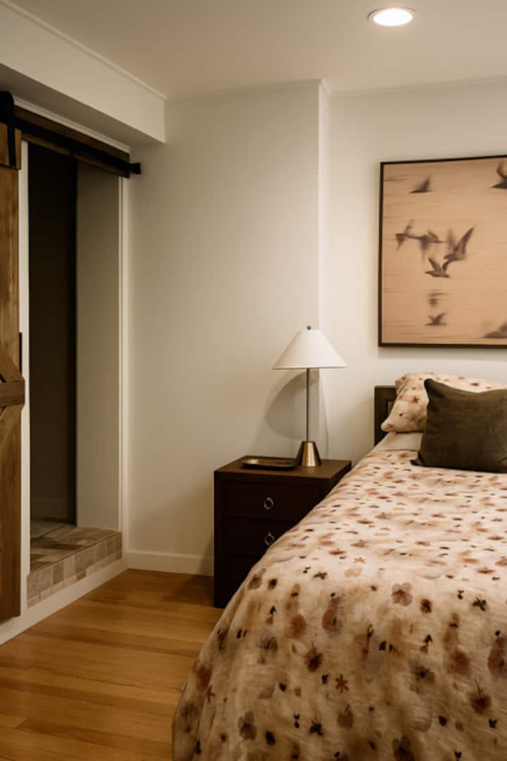 一楼主卧室和附带全功能卫生间