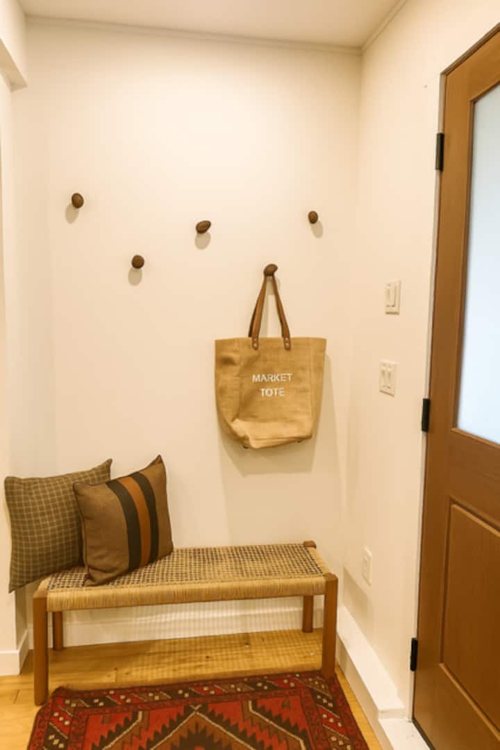 入口处有空间可放置外套和包。 