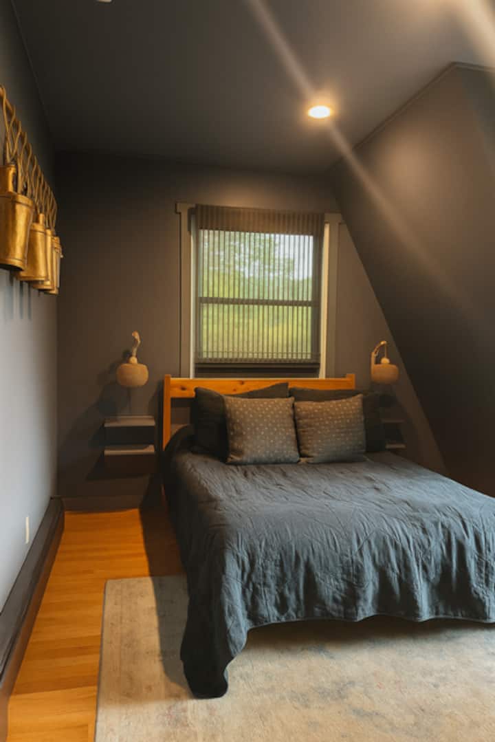 上层卧室，配备步入式衣柜，可直接通往露台