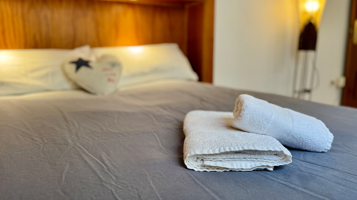 Спалня с двойно легло.