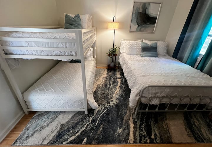 Dhomë gjumi e rehatshme me një krevat të madhësisë së plotë dhe një krevat marinari, e përkryer për familje ose grupe! Shijo netët e filmave në televizorin inteligjent ose thjesht çlodhu pas një dite eksplorimi. Të pret një hapësirë e rehatshme dhe ftuese për një gjumë të shkëlqyer!