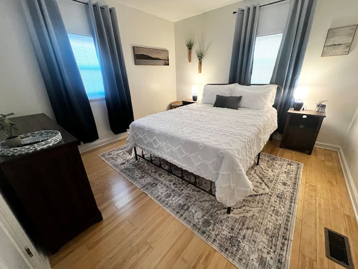 Mirë se vjen në këtë dhomë gjumi ftuese me një krevat të rehatshëm me madhësi dopio "queen" të zbukuruar me shtroja të buta. Dritaret e mbushin hapësirën me dritë natyrale dhe dekori elegant përmirëson atmosferën e rehatshme. E përkryer për një gjumë të qetë pas aventurave të tua!