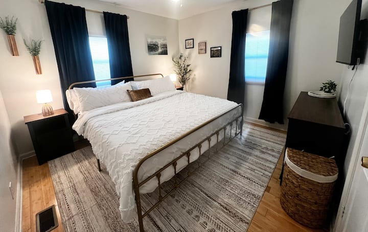 Relaksohu në këtë dhomë gjumi simpatike me një krevat të rehatshëm me madhësi king dhe një ambient të rehatshëm. Një televizor me ekran të sheshtë dhe një dekor plot shije shtojnë një ndjesi rehatie. Drita natyrale që filtron përmes perdeve, është vendi i përkryer për netët e qeta pas një dite aventure.