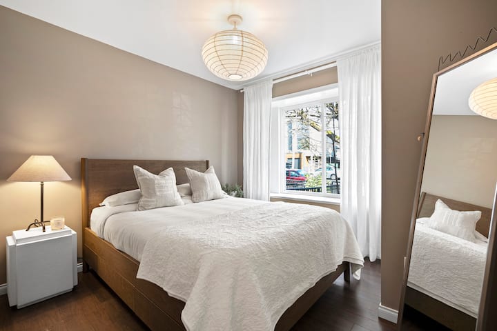 Chic 2br Mount Pleasant Suite Near Downtown - Vancouver