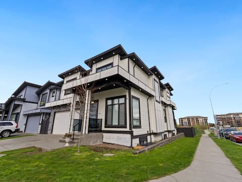 Spacious 4BR Langley Home