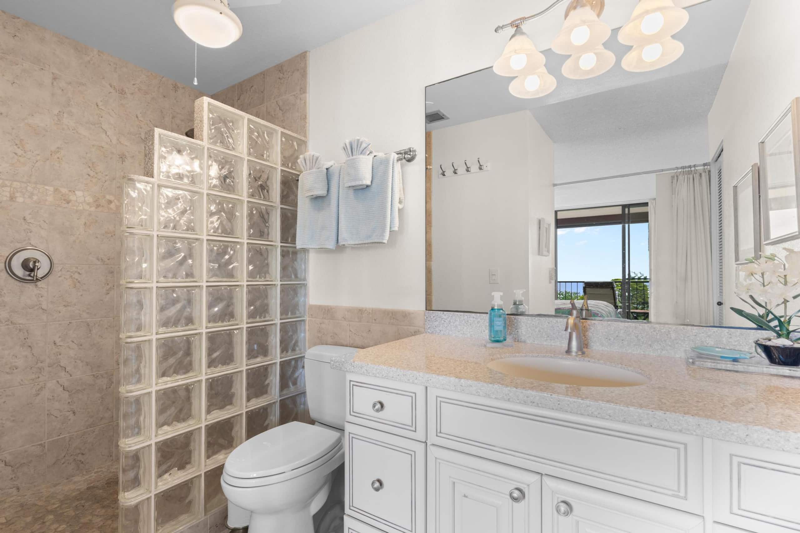 Condo in Kailua-Kona · ★5.0 · 3 bedrooms · 4 beds · 2 private baths - Image 25