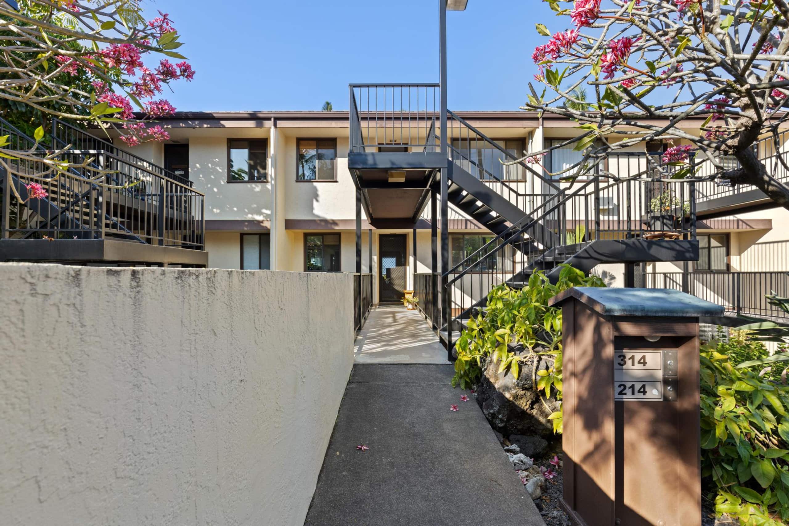 Condo in Kailua-Kona · ★5.0 · 3 bedrooms · 4 beds · 2 private baths - Image 44
