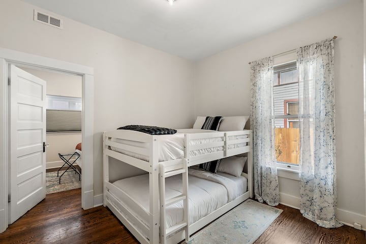 Táto poschodová posteľ s plným vyplneným nízkym profilom je ideálna pre deti s priľahlými dverami k hlavnej spálni - dostatočne blízko pre pohodlie alebo ju zatvorte, aby ste mali trochu súkromia. 

*POZNÁMKA: Hmotnostný limit 150 libier/lôžko. Spodný rám sedí 1 - 3palce od zeme.  