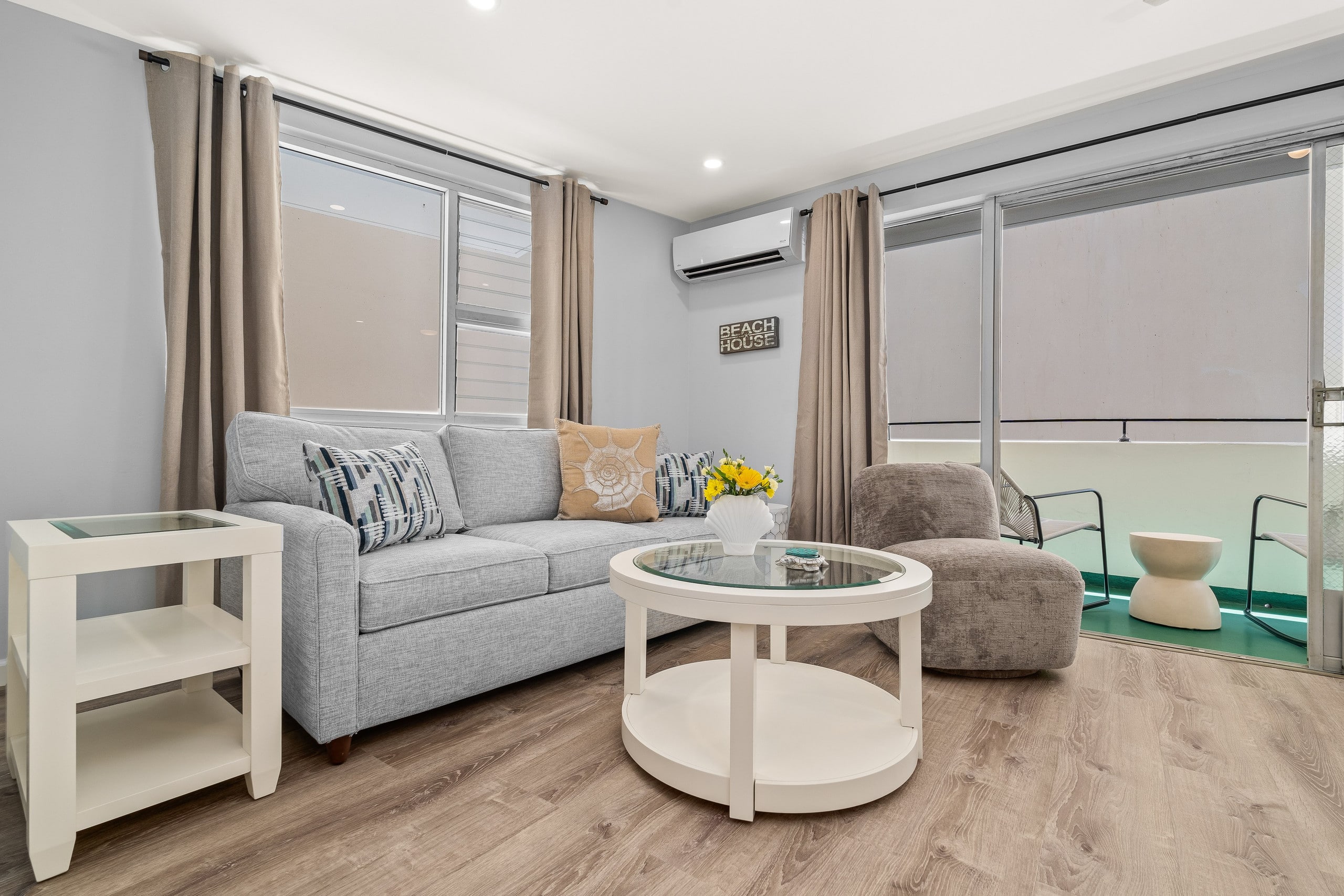 Condo in Honolulu · ★4.44 · 2 bedrooms · 4 beds · 1 bath - Image 2