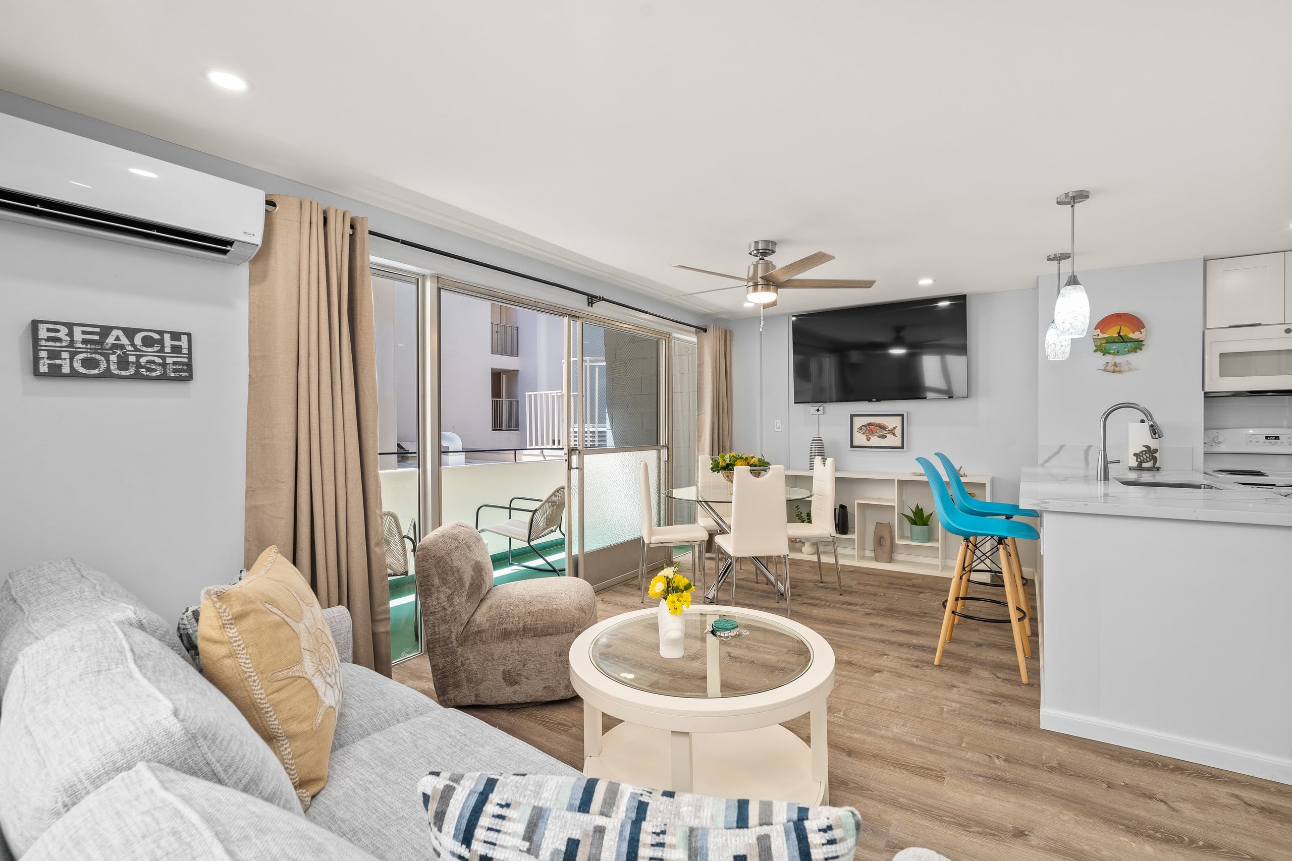 Condo in Honolulu · ★4.44 · 2 bedrooms · 4 beds · 1 bath - Image 1