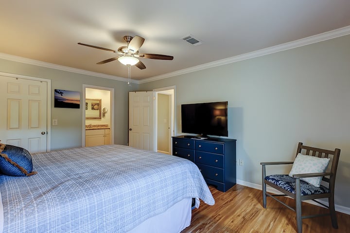 Ფართო საძინებელი დიდი საწოლითა და შესასვლელი კარადით, სადაც დაგხვდებათ გასაბერი ლეიბი, შეკვრა N-play, უთო და საუთოებელი მაგიდა და სამაგიდო თამაშები. 