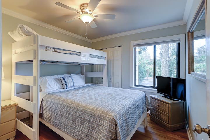 Twin over Queen bunks, Roku TV 