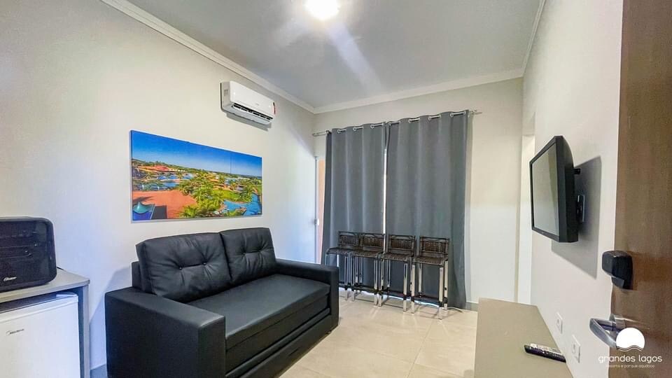 Dans le salon, nous avons un canapé-lit (double), 1 minibar, 1 friteuse à air, 1 télévision, la climatisation, des couverts, des verres et des assiettes. 