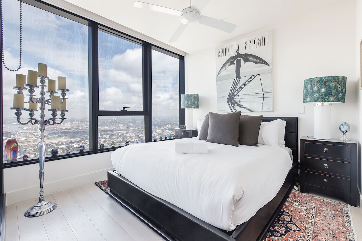 Отпуснете се в спалня две с плюшено двойно легло и мека естествена светлина - перфектна комбинация от комфорт и чар.