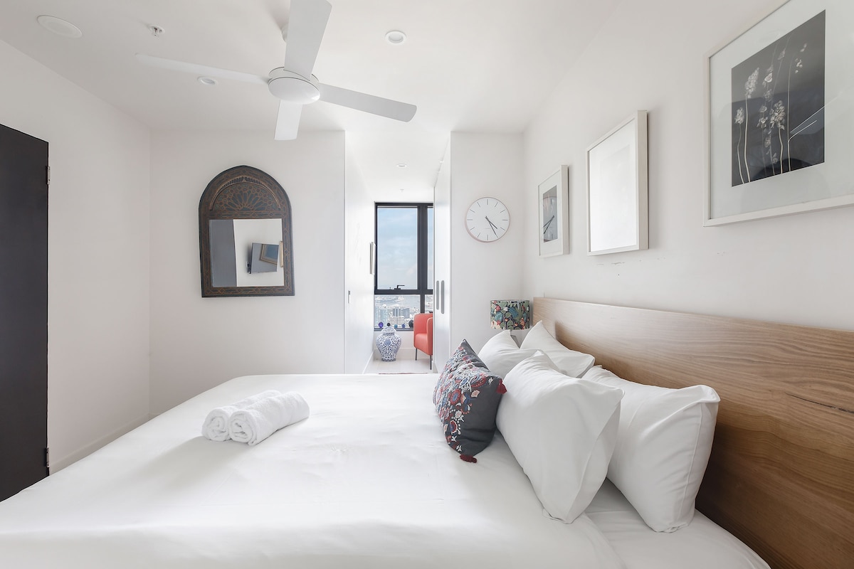 Отпуснете се в спокоен кралски апартамент, където Изтокът се среща с West -airy, успокояващ и оборудван със самостоятелен санитарен възел и силует.