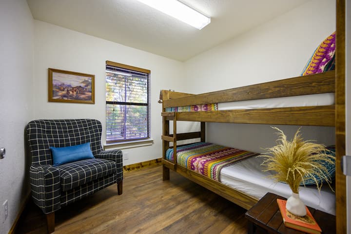 Двуетажна стая в Бък