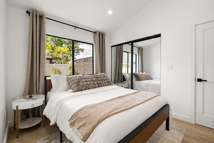 Секоја спална соба има брачен кревет со средно цврст душек од мемори пена, завеси за затемнување и паметен телевизор Roku за одмор.