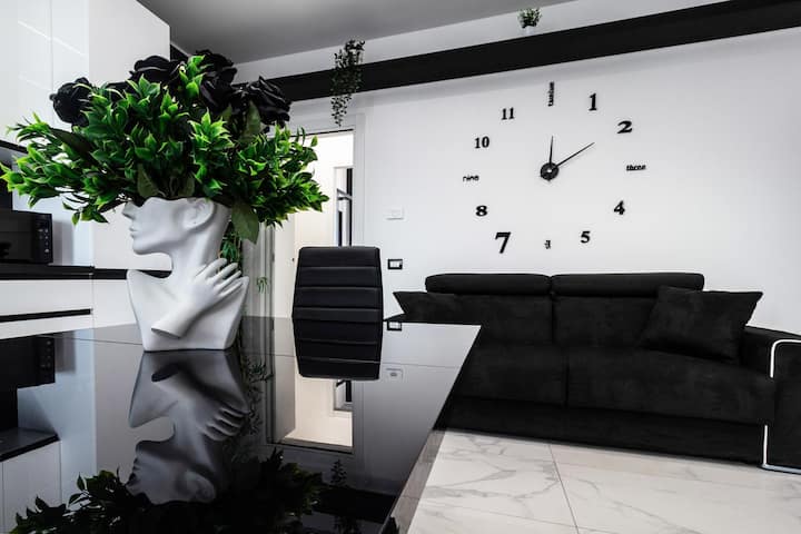 [Black & White] Design E Comfort - Parking E Wifi - Saronno