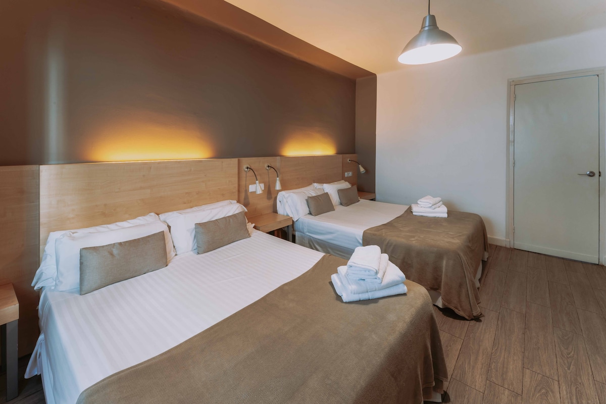 Chumba kinalala 4, kina vitanda viwili vya ukubwa wa kifalme