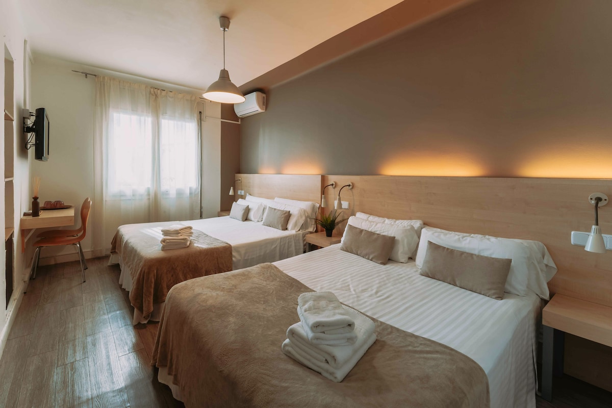 Chumba cha watu 4, kina vitanda viwili pacha na kitanda cha watu wawili