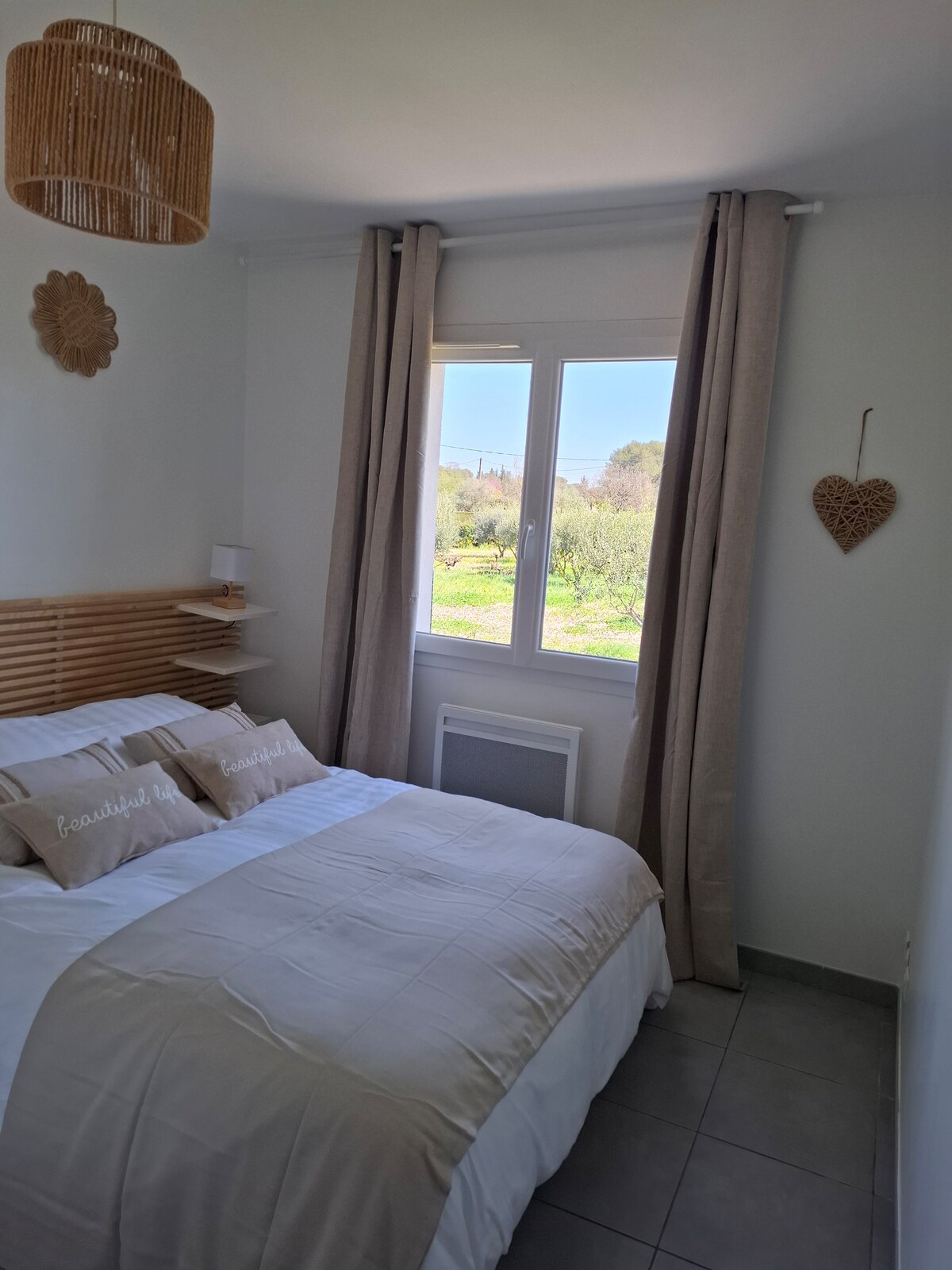 стая сред природата с изглед към маслинова горичка