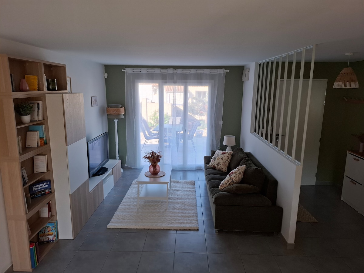 всекидневна и вход към къщата