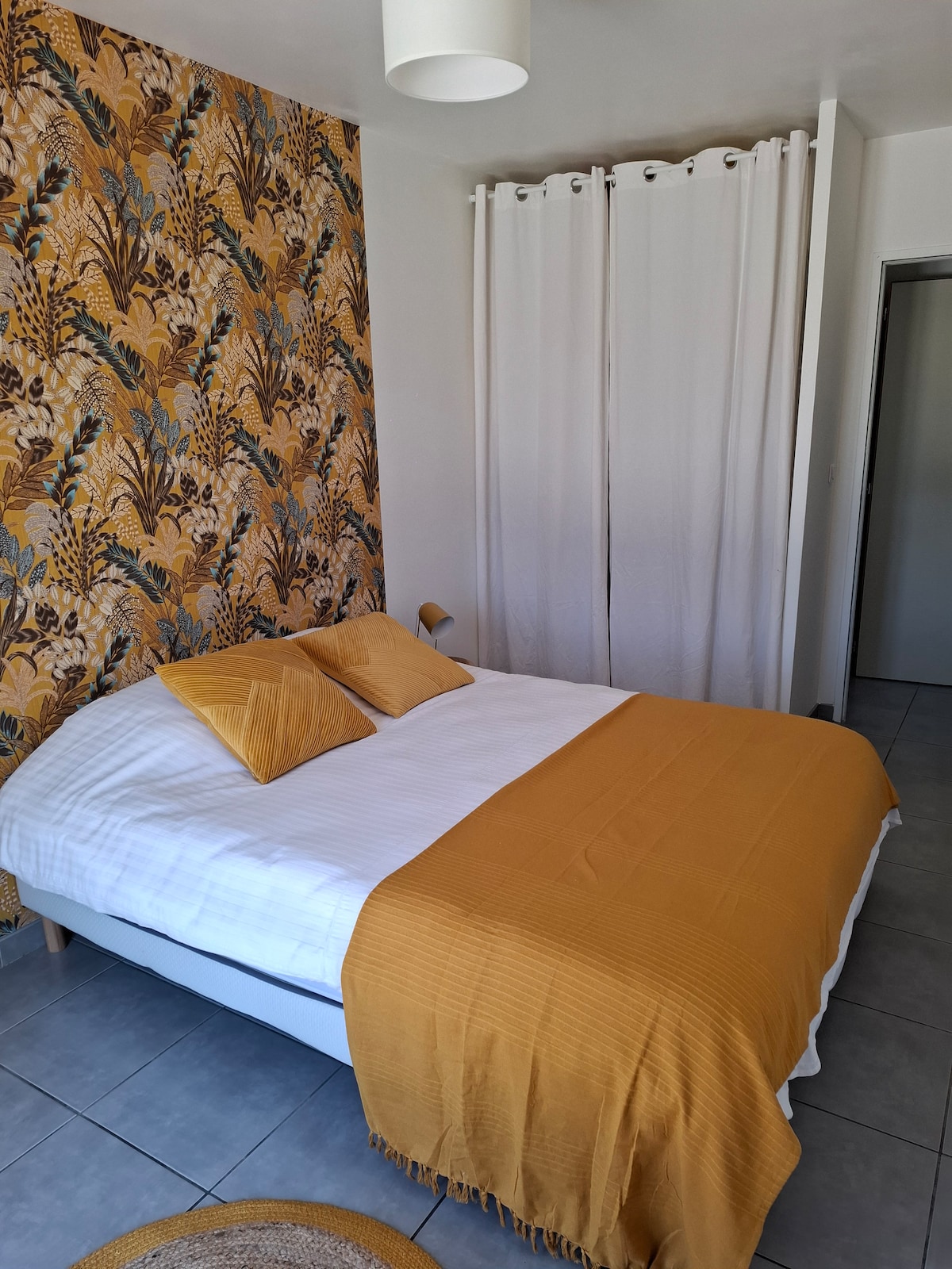 жълта спалня и килер