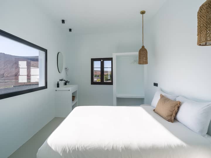 Dhomë gjumi me pamje nga mali