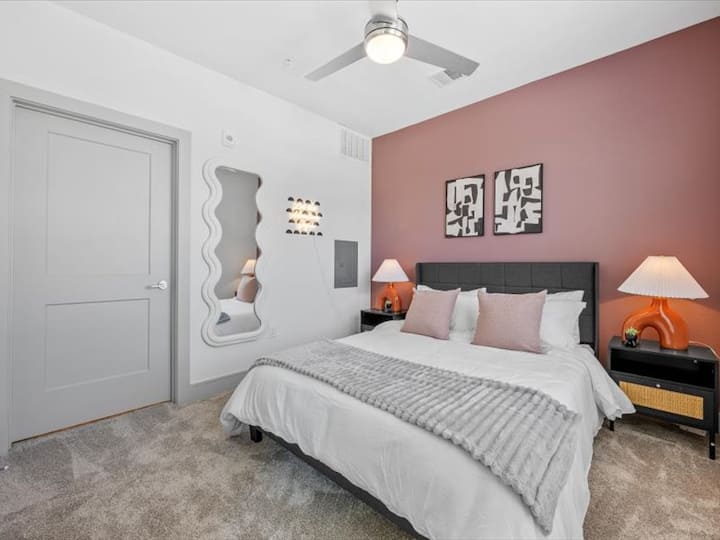 Спалнята предлага луксозно място за отдих с легло, което обещава спокойни нощи, и стая, която изглежда като частен оазис.