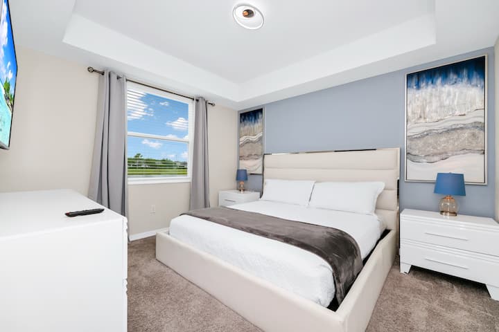 Duerme profundamente en nuestra espaciosa habitación con sábanas de primera calidad y edredones suaves.