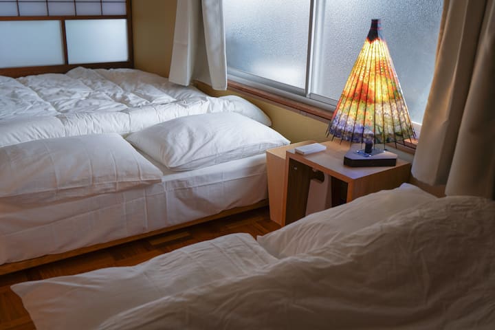 Две двойни легла Muji (ширина 140 см и дължина 195 см) са монтирани за релаксиращ и комфортен престой.