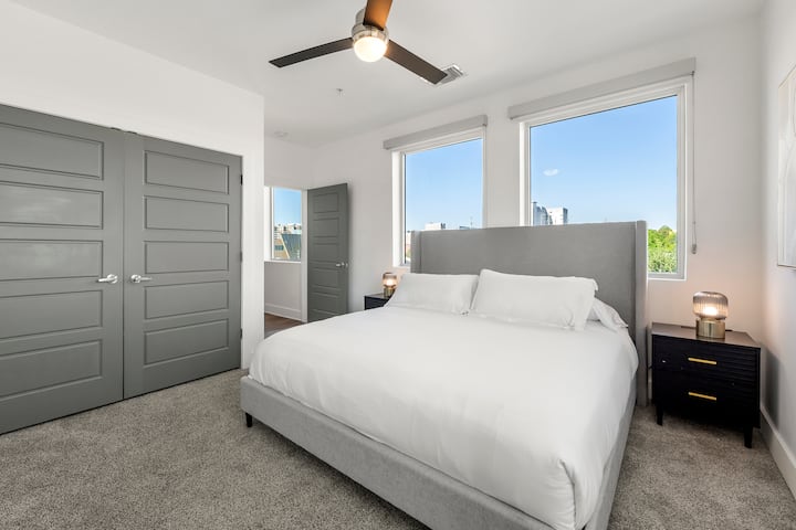 Détendez-vous dans la chambre à coucher avec un lit confortable, une lumière naturelle douce et une atmosphère paisible conçue pour des nuits reposantes. L'aménagement spacieux offre un havre de détente où vous pourrez vous ressourcer et vous réveiller en pleine forme pendant votre séjour à Atlanta.