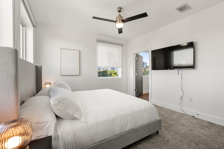 Retirez-vous dans la chambre à coucher dotée d'un lit confortable, d'une lumière naturelle douce et d'une atmosphère paisible conçue pour le repos. L'aménagement spacieux et la télévision créent un endroit relaxant où se détendre et se ressourcer pendant votre séjour à Atlanta.