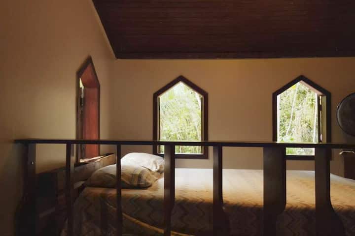 Mesanino iliyo na kitanda cha watu wawili na feni.