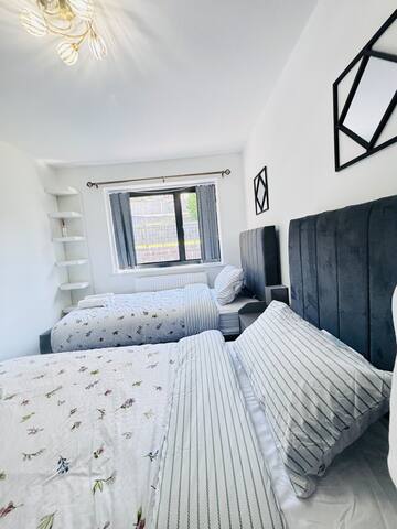 Luxury 5BR Stay w/City Access gallery image 4