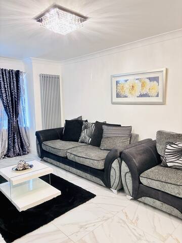 Luxury 5BR Stay w/City Access gallery image 2