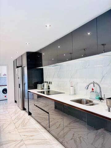 Luxury 5BR Stay w/City Access gallery image 5