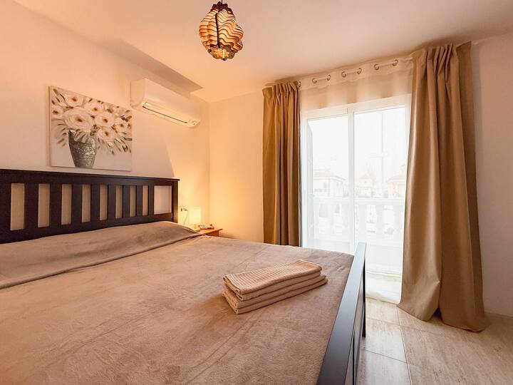 Спалнята разполага с балкон, климатик и амбиентно осветление за вашето удобство.
Спалнята има балкон, климатик и амбиентно осветление за вашия комфорт.