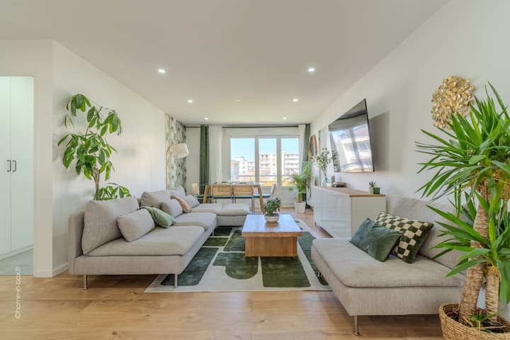 Salón pasante con luz natural todo el día, Smart TV conectada, sofá esquinero para 6 personas y decoración vegetal.
Un lugar ideal para reunirse, trabajar o simplemente relajarse en un entorno tranquilo y moderno.