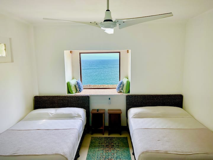 נוף מאחד הסוויטות של Seaside חדר שינה שני עם שירותים