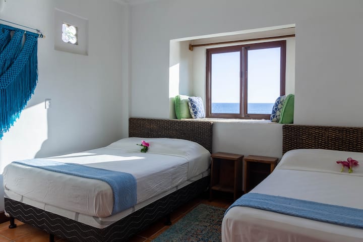 סוויטות Seaside מעודכנות מקבלות את פניכם. מיטות נוחות חדשות, חדרי רחצה משופצים, טלוויזיה חכמה.