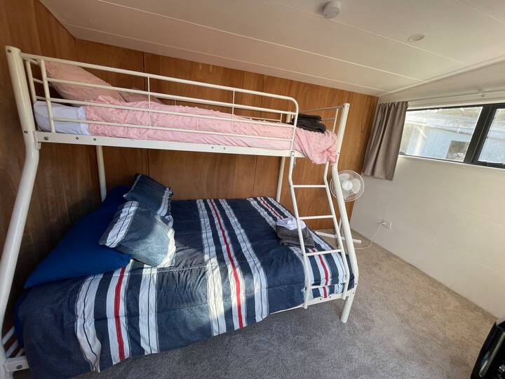 Kabina 2 - krevat marinari - pjesa e poshtme dopio dhe pjesa e sipërme teke