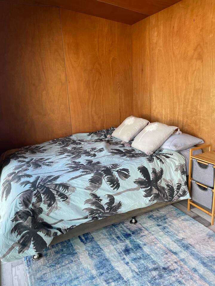 Kabinë 3 - 1 krevat dopio "queen" plus krevat tek dhe një krevat tek