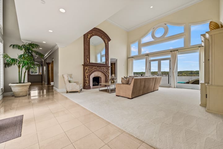 Lake Wylie Mansion: Sleeps 22 - Lake Wylie, SC