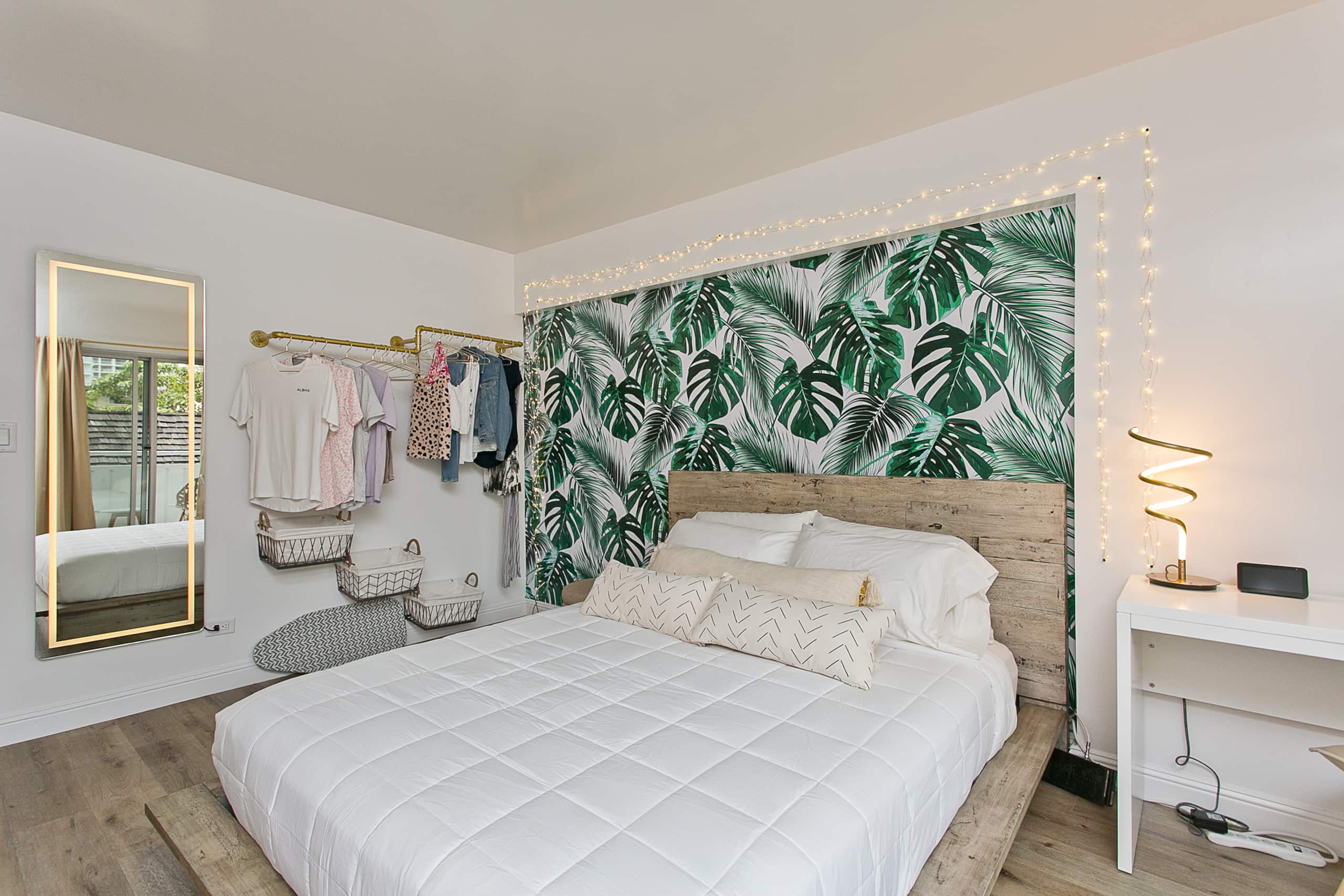 Monstera Plant Modern Waikiki 1/2 Block To Beach! - Image 7