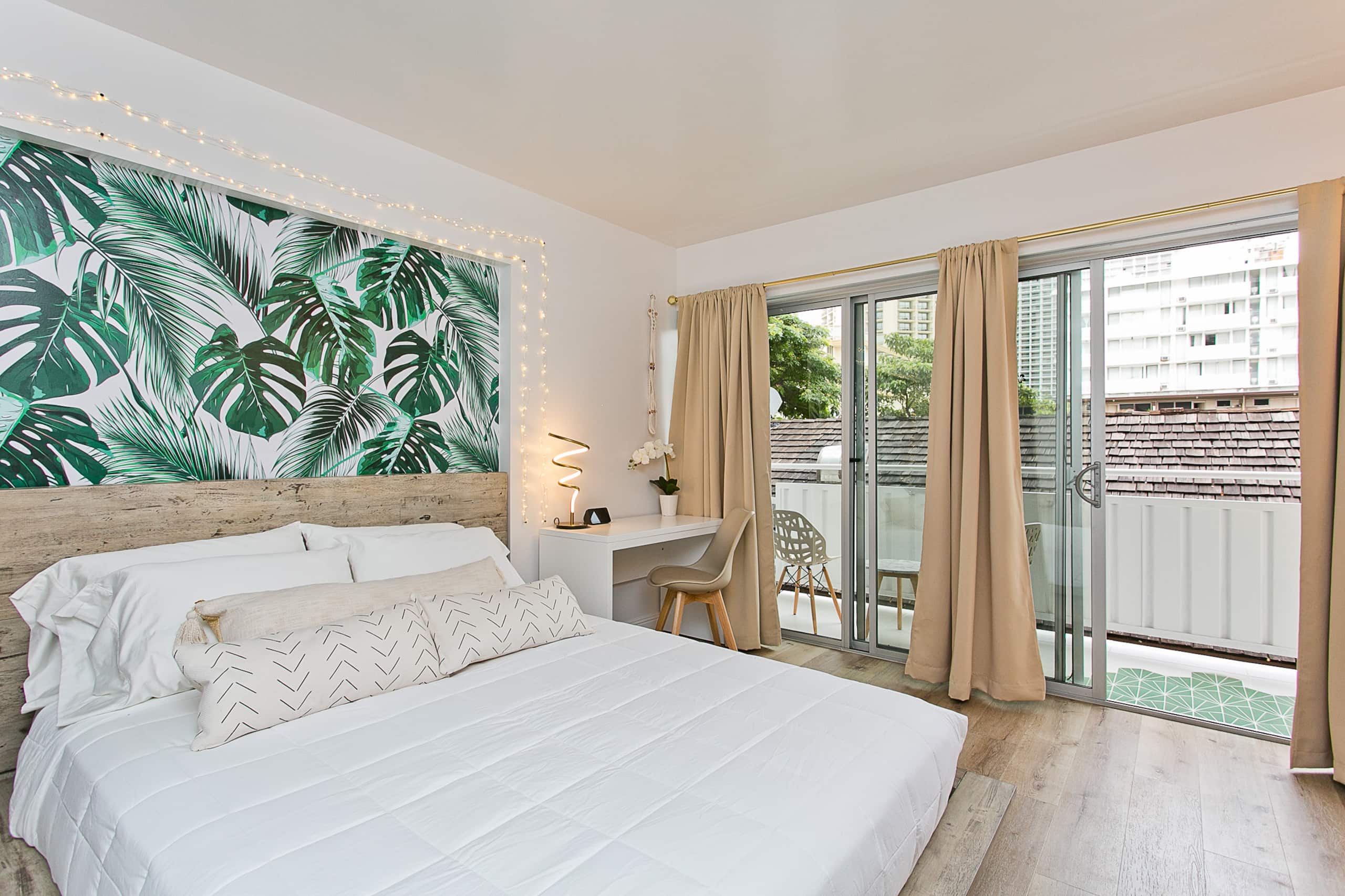 Monstera Plant Modern Waikiki 1/2 Block To Beach! - Image 1