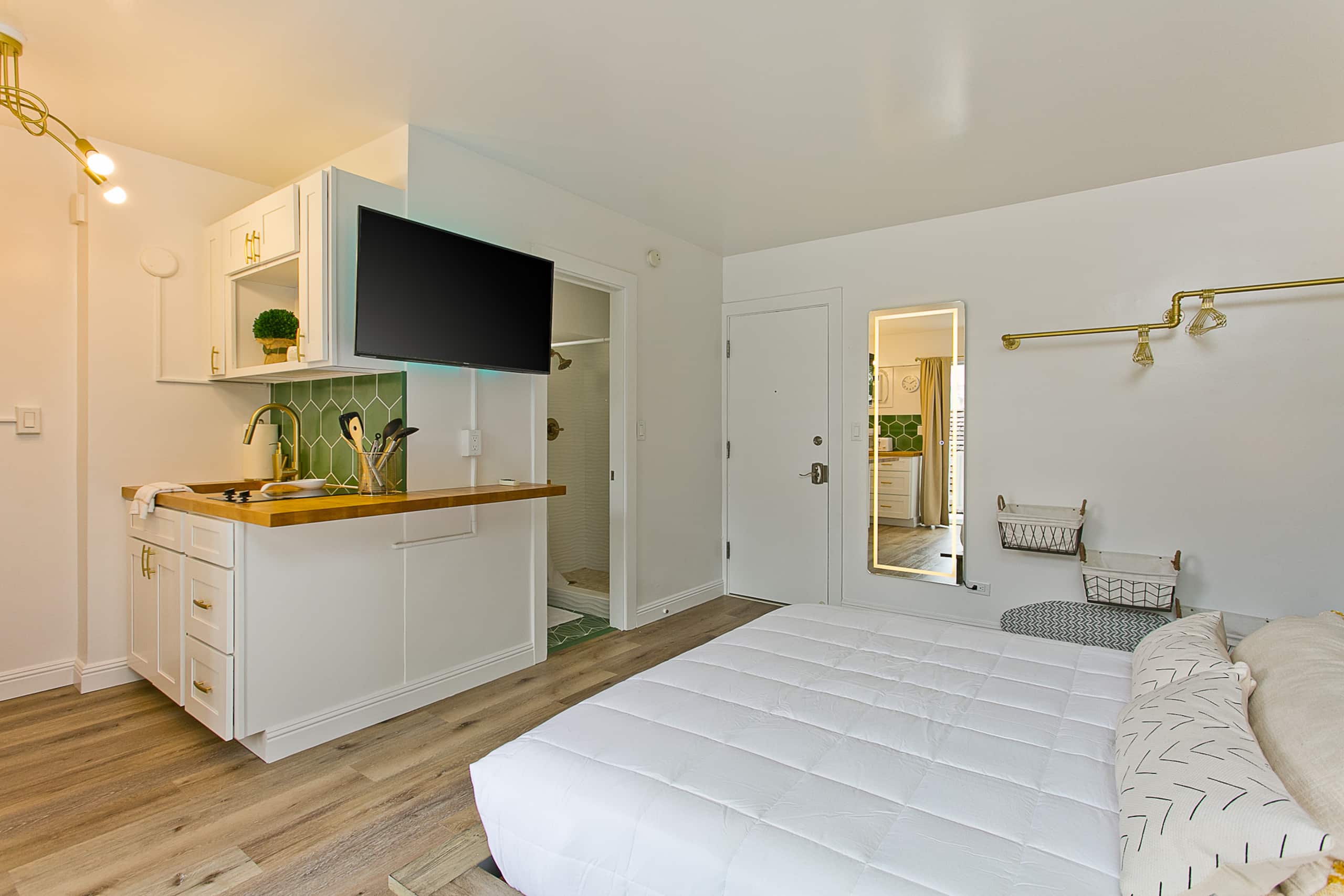 Monstera Plant Modern Waikiki 1/2 Block To Beach! - Image 10